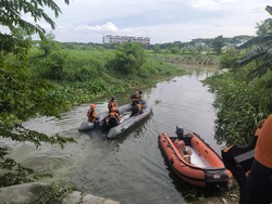 Balita yang Hilang Terseret Arus Selokan di Surabaya Ditemukan Meninggal