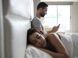 10 Ciri-ciri Suami Selingkuh Lewat HP yang Perlu Diwaspadai