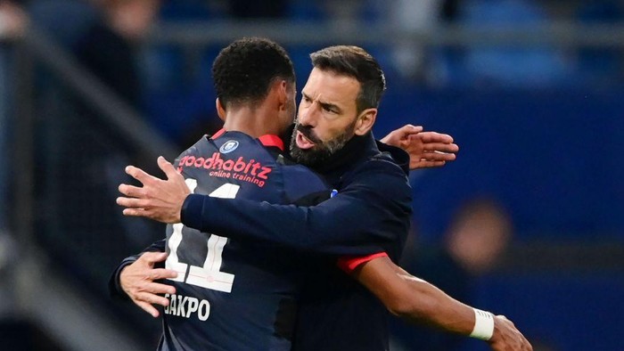 HeereNVEEN - Cody Gakpo, coach Ruud van Nistelrooy of PSV during the Dutch Eredivisie match between sc Heerenveen and PSV at the Abe Lenstra Stadium on October 9, 2022 in Heerenveen, Netherlands. ANP OLAF KRAAK (Photo by ANP via Getty Images)
