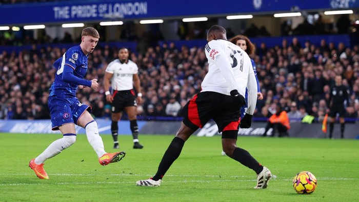 LONDON, ENGLAND - DECEMBER 26: Cole Palmer of Chelsea scores his teams first goal during the Premier League match between Chelsea FC and Fulham FC at Stamford Bridge on December 26, 2024 in London, England. (Photo by Ryan Pierse/Getty Images)