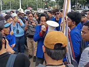 Video: Mahasiswa Demo di Patung Kuda Jakpus, Tolak Kenaikan PPN 12% Video: Mahasiswa Demo di Patung Kuda Jakpus, Tolak Kenaikan PPN 12%