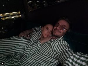 Foto: Gaya 8 Artis Rayakan Natal, Paris Hilton Tanpa Busana, Cuma Pakai Pita Foto: Gaya 8 Artis Rayakan Natal, Paris Hilton Tanpa Busana, Cuma Pakai Pita