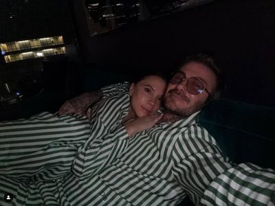Foto: Gaya 8 Artis Rayakan Natal, Paris Hilton Tanpa Busana, Cuma Pakai Pita
