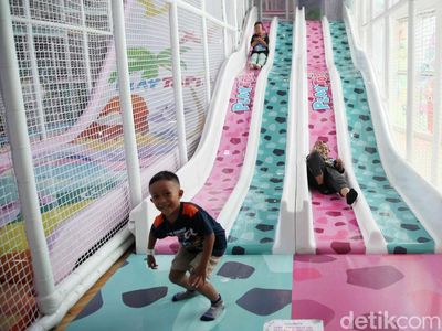 Girangnya Anak-anak Habiskan Libur di Playground