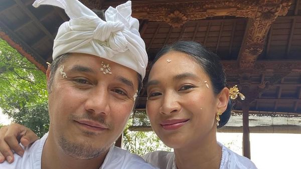 7 Foto Happy Salma & Tjok Gus, Suaminya yang Ternyata Bangsawan Bali