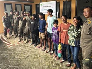 Satpol PP Gagalkan Pengiriman 2 Truk Pengemis Masuk Kota Malang Satpol PP Gagalkan Pengiriman 2 Truk Pengemis Masuk Kota Malang