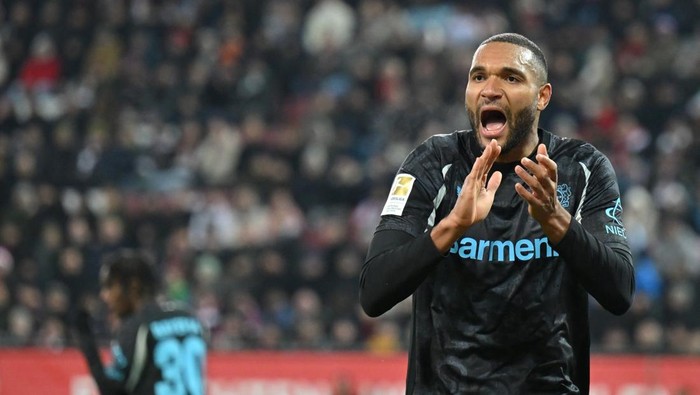  Jonathan Tah of Bayer 04 Leverkusen reacts during the Bundesliga match between FC Augsburg and Bayer 04 Leverkusen at WWK-Arena on December 14, 2024 in Augsburg, Germany. (Photo by Sebastian Widmann/Getty Images)