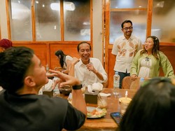 Girangnya Kiky Saputri saat Jokowi Mampir ke Toko Kopinya