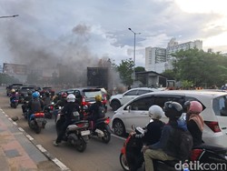 Demo Kenaikan PPN 12% di Depan UNM Makassar, Lalin Jalan Pettarani Tersendat