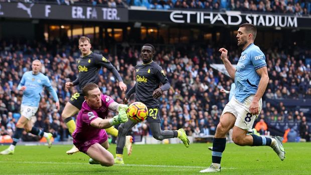 Soccer Football - Premier League - Manchester City v Everton - Etihad Stadium, Manchester, Britain - December 26, 2024 Manchester City's Mateo Kovacic in action with Everton's Jordan Pickford Action Images via Reuters/Craig Brough EDITORIAL USE ONLY. NO USE WITH UNAUTHORIZED AUDIO, VIDEO, DATA, FIXTURE LISTS, CLUB/LEAGUE LOGOS OR 'LIVE' SERVICES. ONLINE IN-MATCH USE LIMITED TO 120 IMAGES, NO VIDEO EMULATION. NO USE IN BETTING, GAMES OR SINGLE CLUB/LEAGUE/PLAYER PUBLICATIONS. PLEASE CONTACT YOUR ACCOUNT REPRESENTATIVE FOR FURTHER DETAILS..