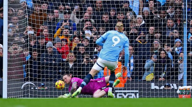 Soccer Football - Premier League - Manchester City v Everton - Etihad Stadium, Manchester, Britain - December 26, 2024 Manchester City's Erling Haaland has his penalty saved by Everton's Jordan Pickford Action Images via Reuters/Craig Brough EDITORIAL USE ONLY. NO USE WITH UNAUTHORIZED AUDIO, VIDEO, DATA, FIXTURE LISTS, CLUB/LEAGUE LOGOS OR 'LIVE' SERVICES. ONLINE IN-MATCH USE LIMITED TO 120 IMAGES, NO VIDEO EMULATION. NO USE IN BETTING, GAMES OR SINGLE CLUB/LEAGUE/PLAYER PUBLICATIONS. PLEASE CONTACT YOUR ACCOUNT REPRESENTATIVE FOR FURTHER DETAILS..