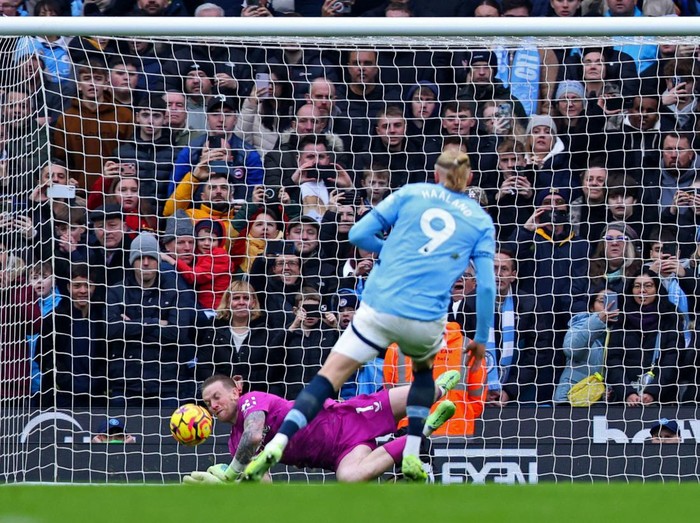 Soccer Football - Premier League - Manchester City v Everton - Etihad Stadium, Manchester, Britain - December 26, 2024 Manchester City's Erling Haaland has his penalty saved by Everton's Jordan Pickford Action Images via Reuters/Craig Brough EDITORIAL USE ONLY. NO USE WITH UNAUTHORIZED AUDIO, VIDEO, DATA, FIXTURE LISTS, CLUB/LEAGUE LOGOS OR 'LIVE' SERVICES. ONLINE IN-MATCH USE LIMITED TO 120 IMAGES, NO VIDEO EMULATION. NO USE IN BETTING, GAMES OR SINGLE CLUB/LEAGUE/PLAYER PUBLICATIONS. PLEASE CONTACT YOUR ACCOUNT REPRESENTATIVE FOR FURTHER DETAILS..