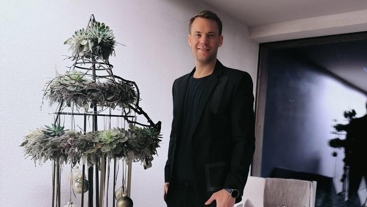 Manuel Neuer dan pohon Natal yang unik. (Foto: Instagram @manuelneuer)