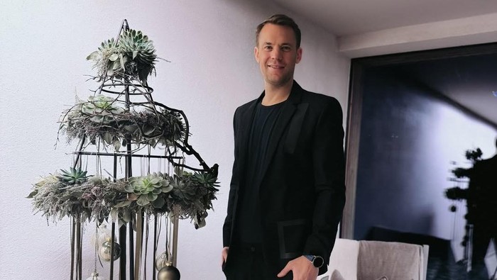 Manuel Neuer mengunggah foto bersama pohon Natal yang tidak biasa. Unggahan fotonya itu mendapat cibiran dari banyak penggemar di dunia maya.