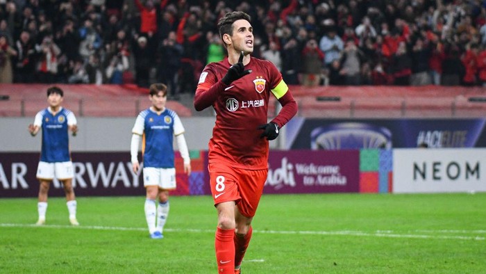 SHANGHAI, CHINA - DECEMBER 03: Oscar #8 of Shanghai Port celebrates after scoring from a penalty kick during the AFC Champions League Elite East Region match between Shanghai Port and Gwangju at Pudong Football Stadium on December 3, 2024 in Shanghai, China. (Photo by Gao Meng/VCG via Getty Images)