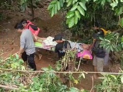 Pasien Sakit di Barru Ditandu Ganti Ambulans gegara Jalan Amblas Putus Akses