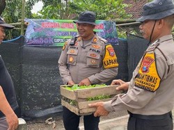 Polisi Sidoarjo Serahkan 400 Bibit ke Warga untuk Pekarangan Bergizi
