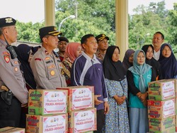 Polisi Bantu Korban Angin Kencang di Jombang
