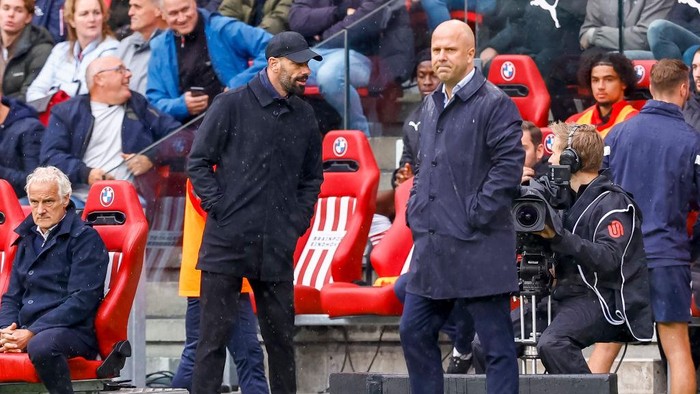 EINDHOVEN, NETHERLANDS - SEPTEMBER 18: coach Ruud van Nistelrooij of PSV Eindhoven and coach Arne Slot of Feyenoord Rotterdam looks on during the Dutch Eredivisie match between PSV Eindhoven and Feyenoord at Philips Stadion on September 18, 2022 in Eindhoven, Netherlands. (Photo by Michael Bulder/NESImages/DeFodi Images via Getty Images)