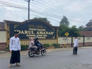 Saat Para Santri Beraksi Bantu Kelancaran Lalu Lintas di Libur Nataru Saat Para Santri Beraksi Bantu Kelancaran Lalu Lintas di Libur Nataru