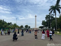 Momen Libur Natal 2024, Warga Ramai Kunjungi Monas