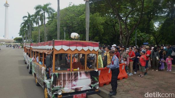 Suasana Monas Saat Libur Sekolah dan Nataru