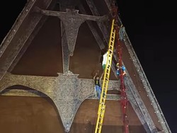 Viral Pria di Taput Panjat Pohon Natal Setinggi 15 Meter gegara Depresi