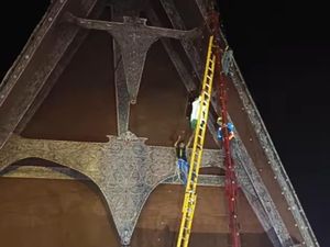 Viral Pria di Taput Panjat Pohon Natal Setinggi 15 Meter gegara Depresi Viral Pria di Taput Panjat Pohon Natal Setinggi 15 Meter gegara Depresi