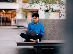 Sering Kerja Sambil Pangku Laptop? Kurang-kurangi, Bisa Merusak Sperma