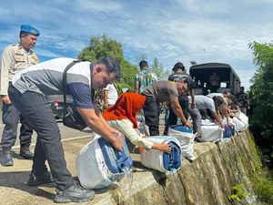 Polisi Musnahkan 2.100 Liter Miras Tangkapan TNI di Labuan Bajo Polisi Musnahkan 2.100 Liter Miras Tangkapan TNI di Labuan Bajo