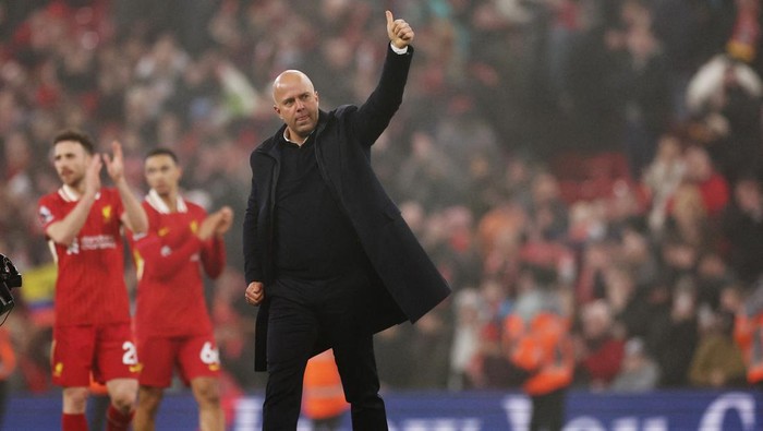 Soccer Football - Premier League - Liverpool v Leicester City - Anfield, Liverpool, Britain - December 26, 2024 Liverpool manager Arne Slot celebrates after the match REUTERS/David Klein EDITORIAL USE ONLY. NO USE WITH UNAUTHORIZED AUDIO, VIDEO, DATA, FIXTURE LISTS, CLUB/LEAGUE LOGOS OR LIVE SERVICES. ONLINE IN-MATCH USE LIMITED TO 120 IMAGES, NO VIDEO EMULATION. NO USE IN BETTING, GAMES OR SINGLE CLUB/LEAGUE/PLAYER PUBLICATIONS. PLEASE CONTACT YOUR ACCOUNT REPRESENTATIVE FOR FURTHER DETAILS..