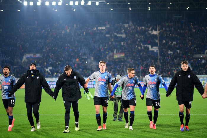 Soccer Football - Serie A - Atalanta v Empoli - Gewiss Stadium, Bergamo, Italy - December 22, 2024 Atalantas Charles De Ketelaere and teammates celebrate with fans after the match REUTERS/Daniele Mascolo