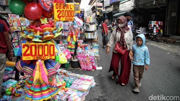 Berburu Mainan di Pasar Asemka Saat Libur Nataru