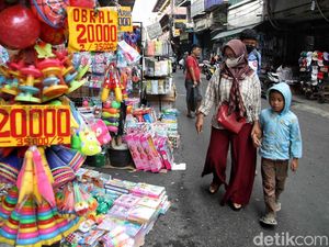 Berburu Mainan di Pasar Asemka Saat Libur Nataru
