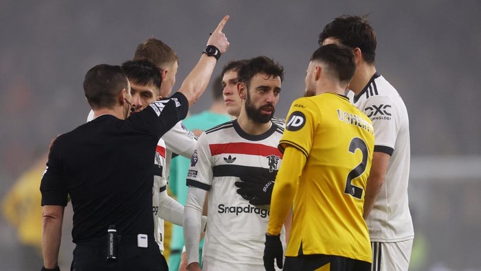 Soccer Football - Premier League - Wolverhampton Wanderers v Manchester United - Molineux Stadium, Wolverhampton, Britain - December 26, 2024 Manchester Uniteds Bruno Fernandes is shown a red card by referee Tony Harrington Action Images via Reuters/Matthew Childs EDITORIAL USE ONLY. NO USE WITH UNAUTHORIZED AUDIO, VIDEO, DATA, FIXTURE LISTS, CLUB/LEAGUE LOGOS OR LIVE SERVICES. ONLINE IN-MATCH USE LIMITED TO 120 IMAGES, NO VIDEO EMULATION. NO USE IN BETTING, GAMES OR SINGLE CLUB/LEAGUE/PLAYER PUBLICATIONS. PLEASE CONTACT YOUR ACCOUNT REPRESENTATIVE FOR FURTHER DETAILS..