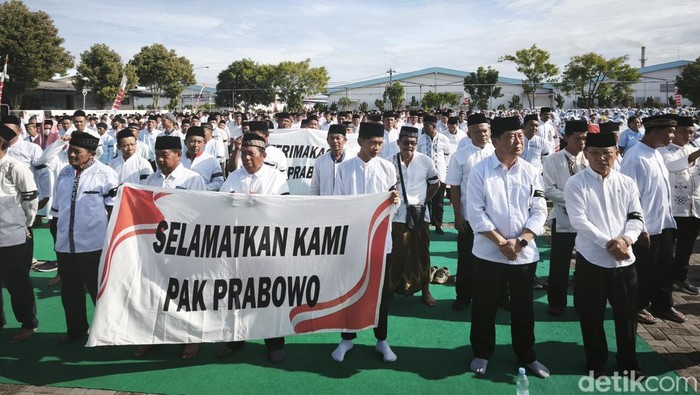 Buruh PT Sritex menggelar istigasah dan orasi di area Pabrik PT Sritex, Kabupaten Sukoharjo, Jumat (27/12/2024).