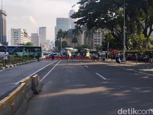 Ada Demo Tolak PPN 12%, Jalan Medan Merdeka Barat Arah Istana Ditutup Ada Demo Tolak PPN 12%, Jalan Medan Merdeka Barat Arah Istana Ditutup