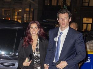 Dua Lipa Benarkan Kabar Tunangan dengan Callum Turner: Rasanya Sangat Spesial Dua Lipa Benarkan Kabar Tunangan dengan Callum Turner: Rasanya Sangat Spesial