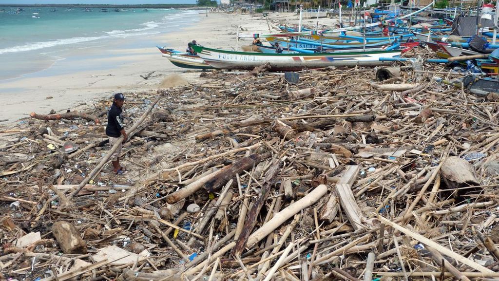 Duh, Sampah Kiriman Penuhi Pantai Kedonganan Bali Duh, Sampah Kiriman Penuhi Pantai Kedonganan Bali