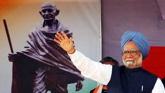 FILES-INDIA-POLITICS-SINGH-OBIT (FILES) Indian Prime Minister Manmohan Singh waves to Congress Party supporters during a Congress election public rally in Udaipur 70 km south of Agartala, capital of Indian northeastern state of Tripura, on February 19, 2008. Indias former prime minister Manmohan Singh died December 26, 2024 aged 92 after he was admitted to hospital for an illness, the countrys leader Narendra Modi said. (Photo by AFP)