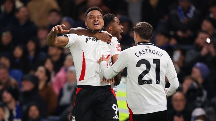 LONDON, ENGLAND - DECEMBER 26: Rodrigo Muniz of Fulham celebrates scoring his teams second goal with his team mates during the Premier League match between Chelsea FC and Fulham FC at Stamford Bridge on December 26, 2024 in London, England. (Photo by Ryan Pierse/Getty Images)