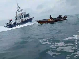 Video: Detik-detik Nelayan di Batam Diintimidasi Kapal Patroli Singapura