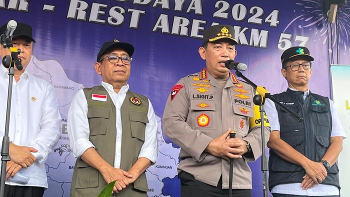Kapolri Jenderal Listyo Sigit Prabowo usai rapat kerjasama wacana balik kampung Natal 2024 dan Tahun Baru 2025 di Pos Terpadu Operasi Lilin Lodaya 2024 Rest Area Km 57 Tol Jakarta-Cikampek