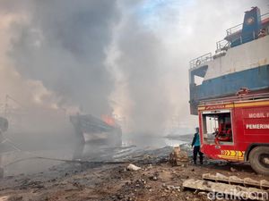Kondisi Terkini Nyaris 10 Jam Kebakaran Kapal di Pelabuhan Tegal Kondisi Terkini Nyaris 10 Jam Kebakaran Kapal di Pelabuhan Tegal