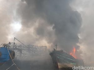 Membara! Kebakaran Belasan Kapal di Pelabuhan Tegal Belum Padam Membara! Kebakaran Belasan Kapal di Pelabuhan Tegal Belum Padam