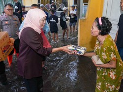 Tinjau Banjir di Waru Sidoarjo, Begini Solusi Khofifah