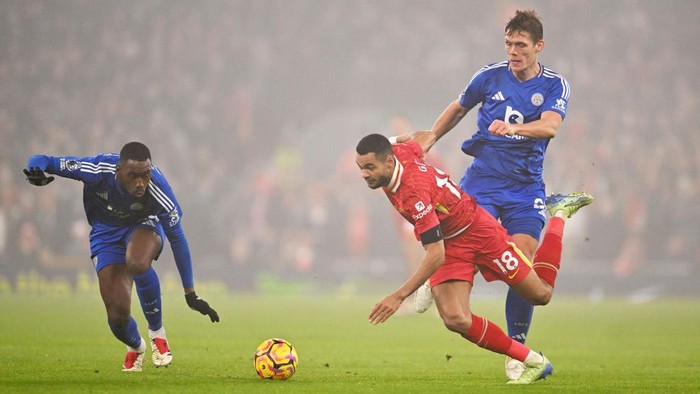 LIVERPOOL, ENGLAND - DECEMBER 26: (THE SUN OUT, THE SUN ON SUNDAY OUT) Cody Gakpo of Liverpool is challenged by Jannik Vestergaard of Leicester City during the Premier League match between Liverpool FC and Leicester City FC at Anfield on December 26, 2024 in Liverpool, England. (Photo by Liverpool FC/Liverpool FC via Getty Images)