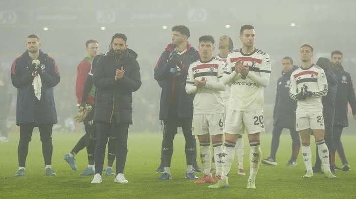 Manchester United manager Ruben Amorim, second from left, and his players applaud the fans after the English Premier League soccer match between Wolverhampton Wanderers and Manchester United at the Molineux Stadium, Wolverhampton, England, Thursday, Dec. 26, 2024. (Nick Potts/PA via AP)