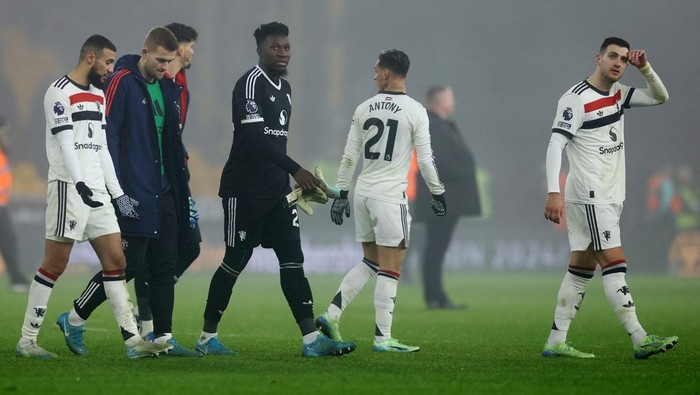 Soccer Football - Premier League - Wolverhampton Wanderers v Manchester United - Molineux Stadium, Wolverhampton, Britain - December 26, 2024 Manchester Uniteds Andre Onana and teammates look dejected after the match Action Images via Reuters/Matthew Childs EDITORIAL USE ONLY. NO USE WITH UNAUTHORIZED AUDIO, VIDEO, DATA, FIXTURE LISTS, CLUB/LEAGUE LOGOS OR LIVE SERVICES. ONLINE IN-MATCH USE LIMITED TO 120 IMAGES, NO VIDEO EMULATION. NO USE IN BETTING, GAMES OR SINGLE CLUB/LEAGUE/PLAYER PUBLICATIONS. PLEASE CONTACT YOUR ACCOUNT REPRESENTATIVE FOR FURTHER DETAILS..