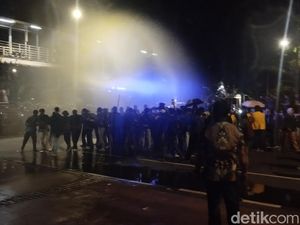 Massa Demo Masih Bertahan di Patung Kuda, Polisi Semprotkan Water Cannon Massa Demo Masih Bertahan di Patung Kuda, Polisi Semprotkan Water Cannon